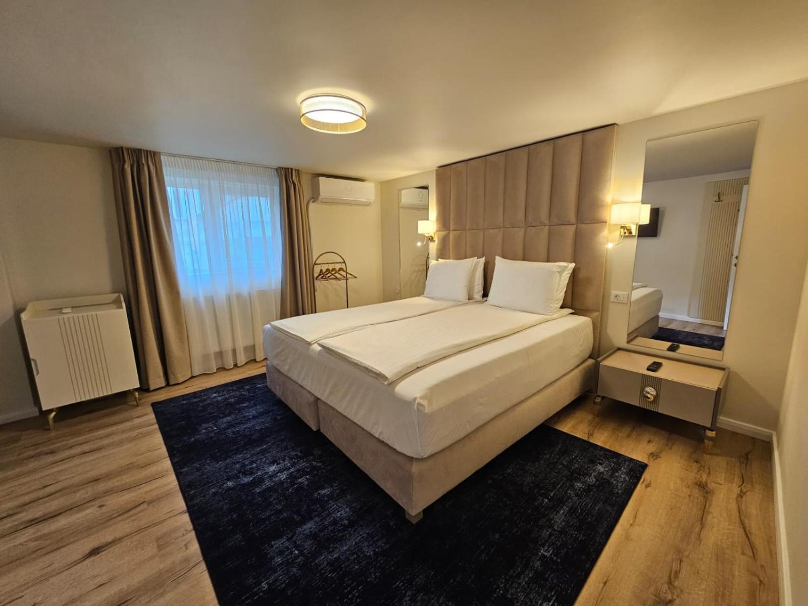 Hotel Queen Râmnicu Vâlcea Kültér fotó
