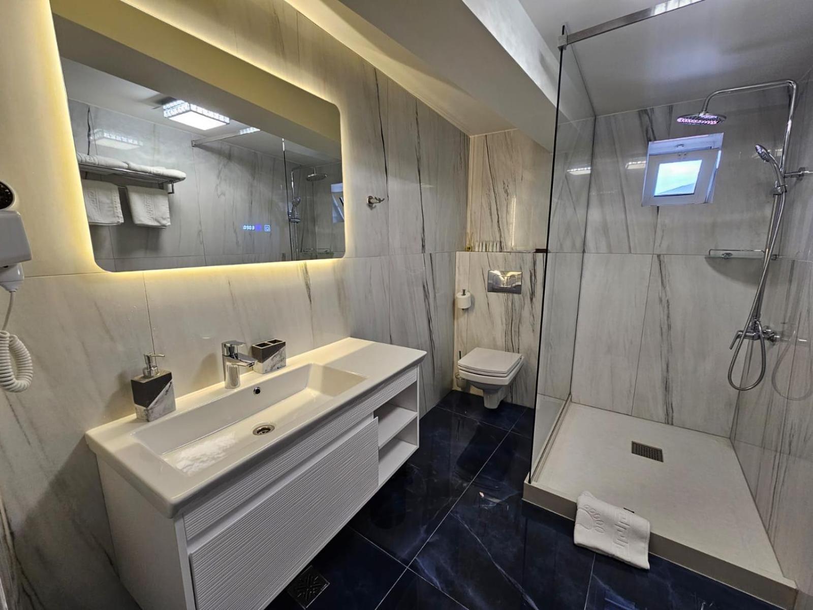 Hotel Queen Râmnicu Vâlcea Kültér fotó